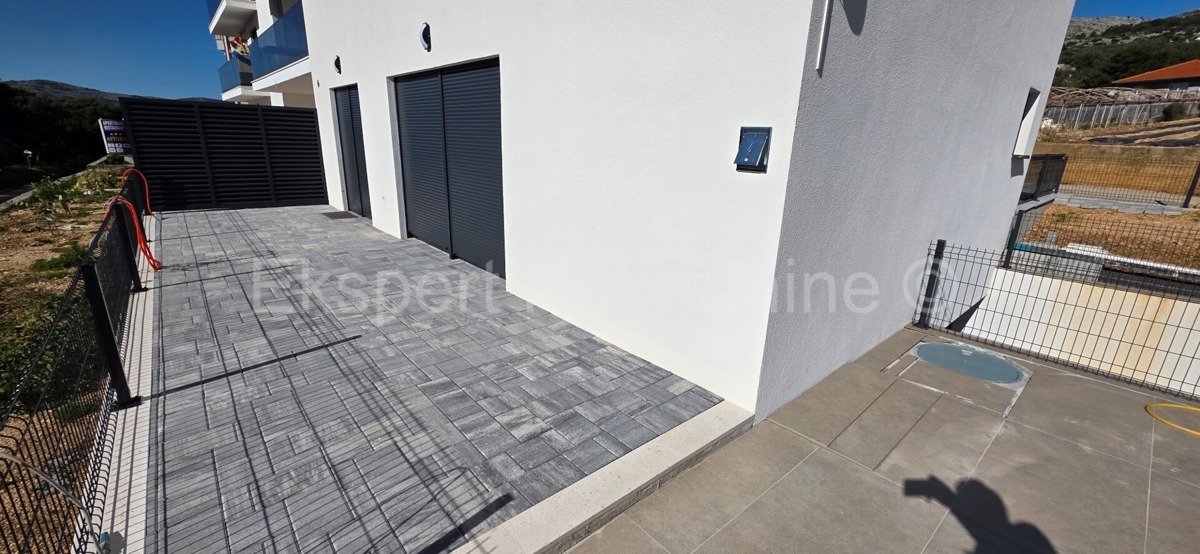 Seget Vranjica, appartamento di 4 locali su tre piani 164 m2 + giardino 190 m2 con piscina privata