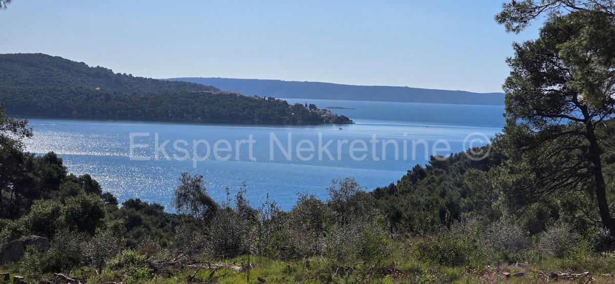 Seget Vranjica, appartamento di 4 locali su tre piani 164 m2 + giardino 190 m2 con piscina privata