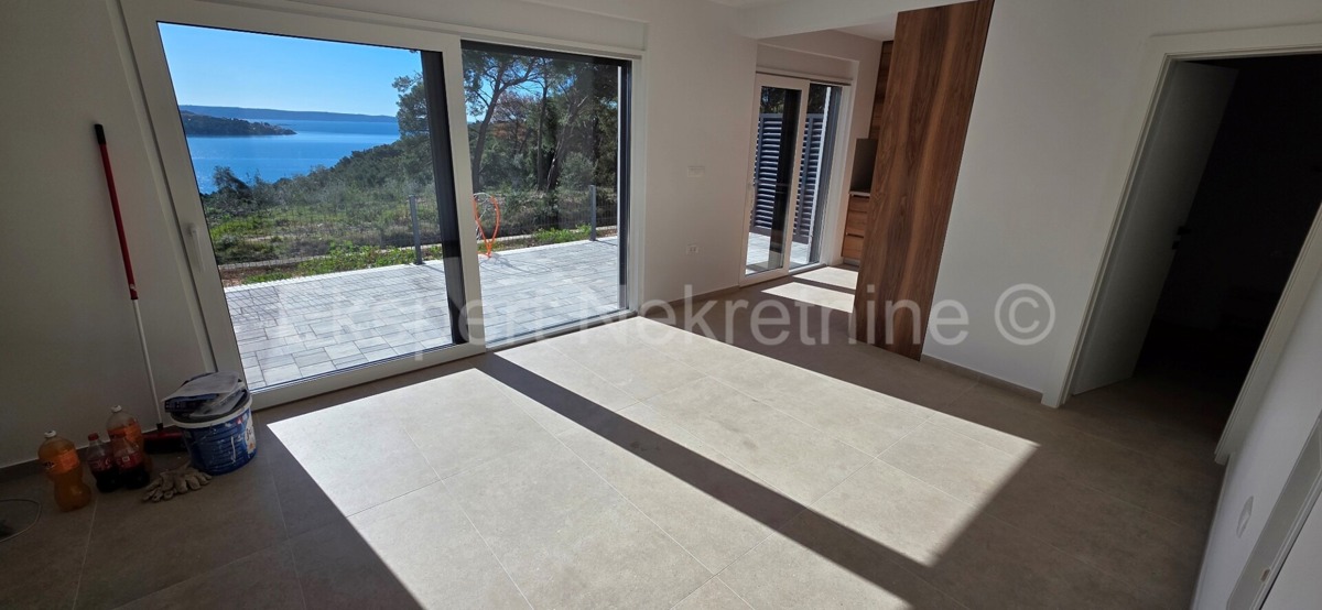 Seget Vranjica, appartamento di 4 locali su tre piani 164 m2 + giardino 190 m2 con piscina privata