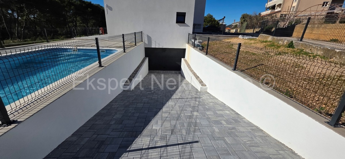 Seget Vranjica, appartamento di 4 locali su tre piani 164 m2 + giardino 190 m2 con piscina privata