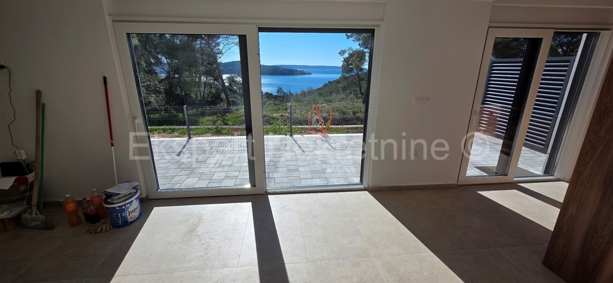 Seget Vranjica, appartamento di 4 locali su tre piani 164 m2 + giardino 190 m2 con piscina privata