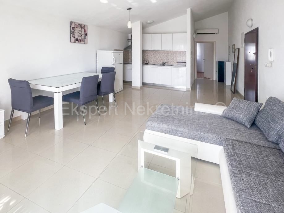 Trogir, confortevole appartamento di 1 camera da letto 50,14 m2 con parcheggio, a 400 metri dal centro