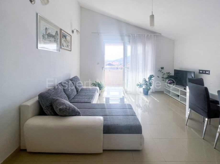 Trogir, confortevole appartamento di 1 camera da letto 50,14 m2 con parcheggio, a 400 metri dal centro