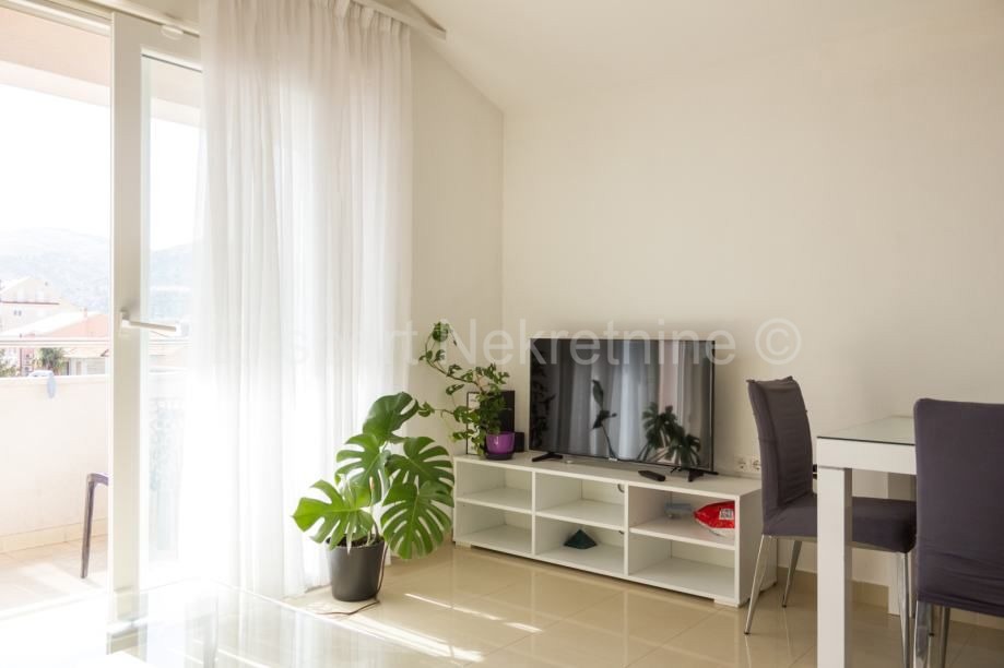 Trogir, confortevole appartamento di 1 camera da letto 50,14 m2 con parcheggio, a 400 metri dal centro