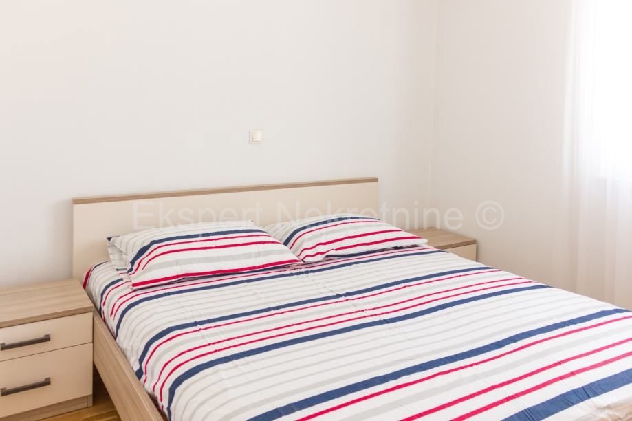 Trogir, confortevole appartamento di 1 camera da letto 50,14 m2 con parcheggio, a 400 metri dal centro