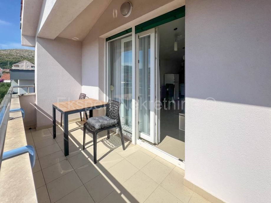 Trogir, confortevole appartamento di 1 camera da letto 50,14 m2 con parcheggio, a 400 metri dal centro