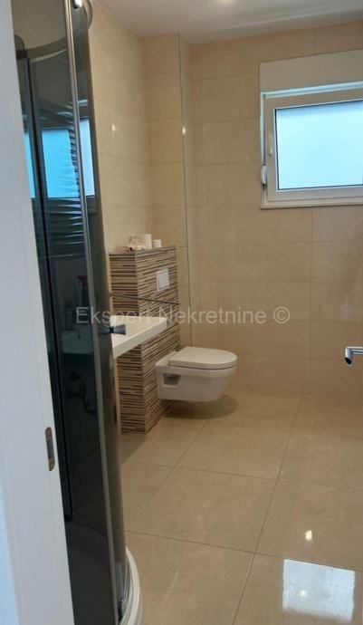 Spalato, Marjan, appartamento trilocale con giardino di 189m2 e tre posti auto