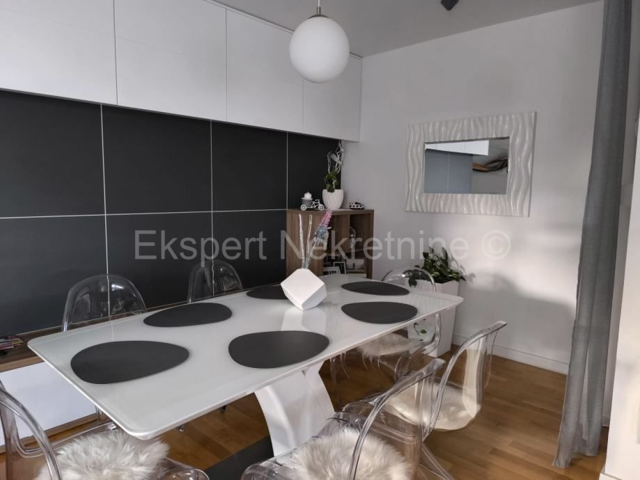 Spalato, Marjan, appartamento trilocale con giardino di 189m2 e tre posti auto