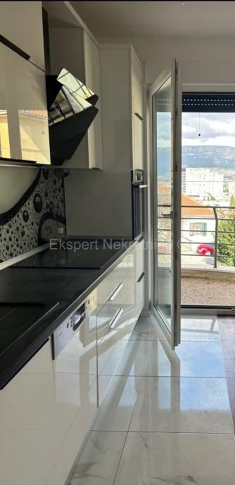 Spalato, Marjan, appartamento trilocale con giardino di 189m2 e tre posti auto