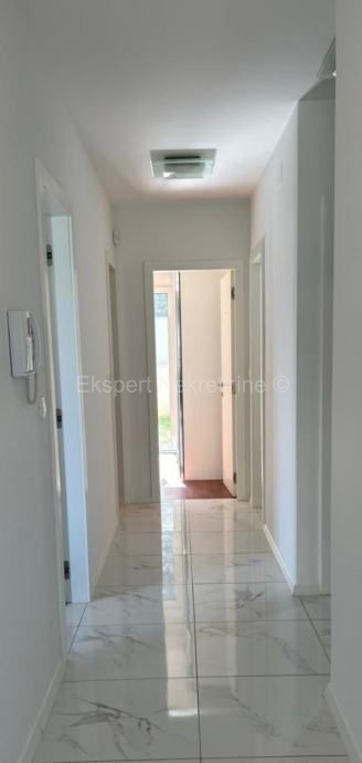 Spalato, Marjan, appartamento trilocale con giardino di 189m2 e tre posti auto