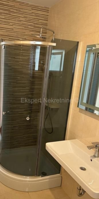 Spalato, Marjan, appartamento trilocale con giardino di 189m2 e tre posti auto