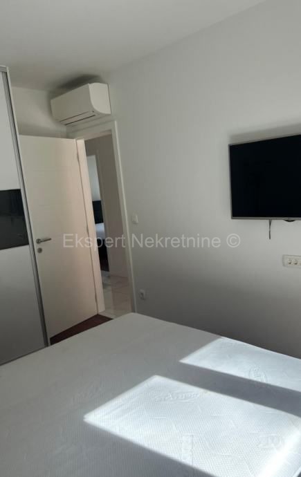 Spalato, Marjan, appartamento trilocale con giardino di 189m2 e tre posti auto