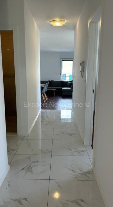 Spalato, Marjan, appartamento trilocale con giardino di 189m2 e tre posti auto