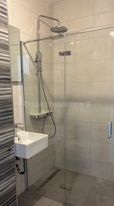 Spalato, Marjan, appartamento trilocale con giardino di 189m2 e tre posti auto