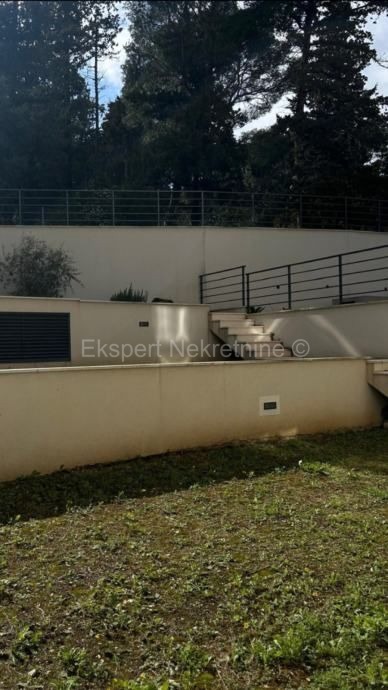 Spalato, Marjan, appartamento trilocale con giardino di 189m2 e tre posti auto