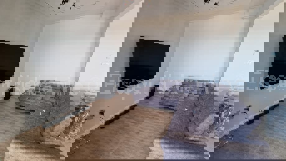 Spalato, Žnjan, confortevole bilocale 84m2, vista mare, garage 16m2