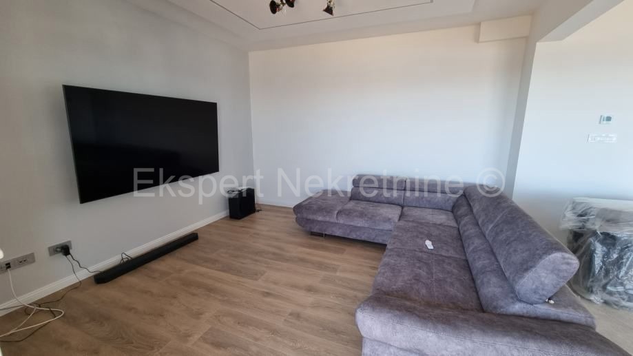 Spalato, Žnjan, confortevole bilocale 84m2, vista mare, garage 16m2