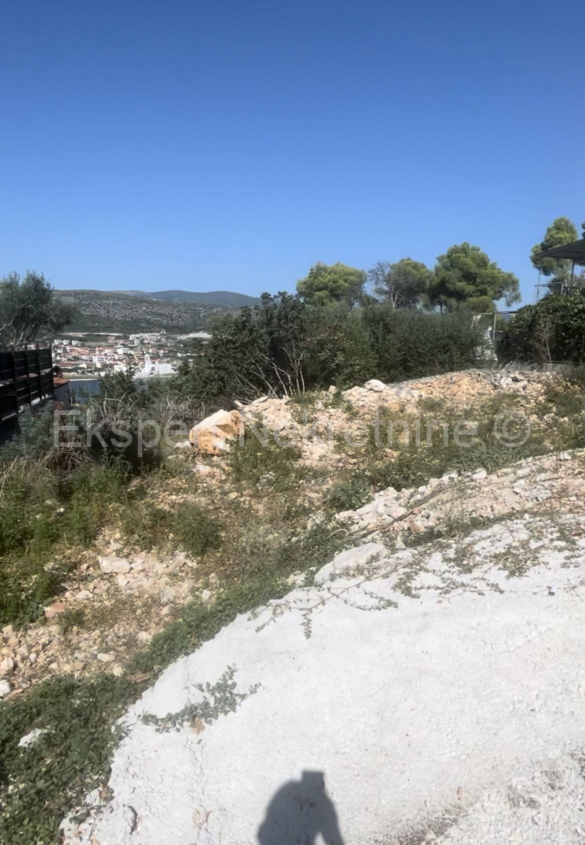 Trogir, terreno edificabile 401m2, 240m in linea d'aria dal mare e dalla spiaggia