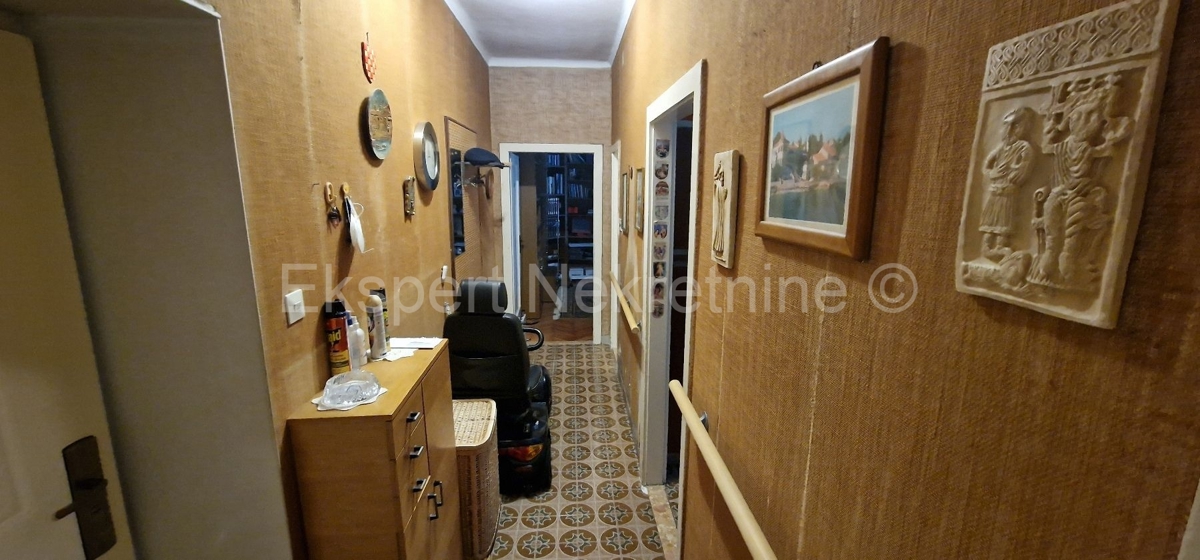 Trogir, Naselje, 1-bedroom apartment 50 m2, excellent location, close to the sea and beach