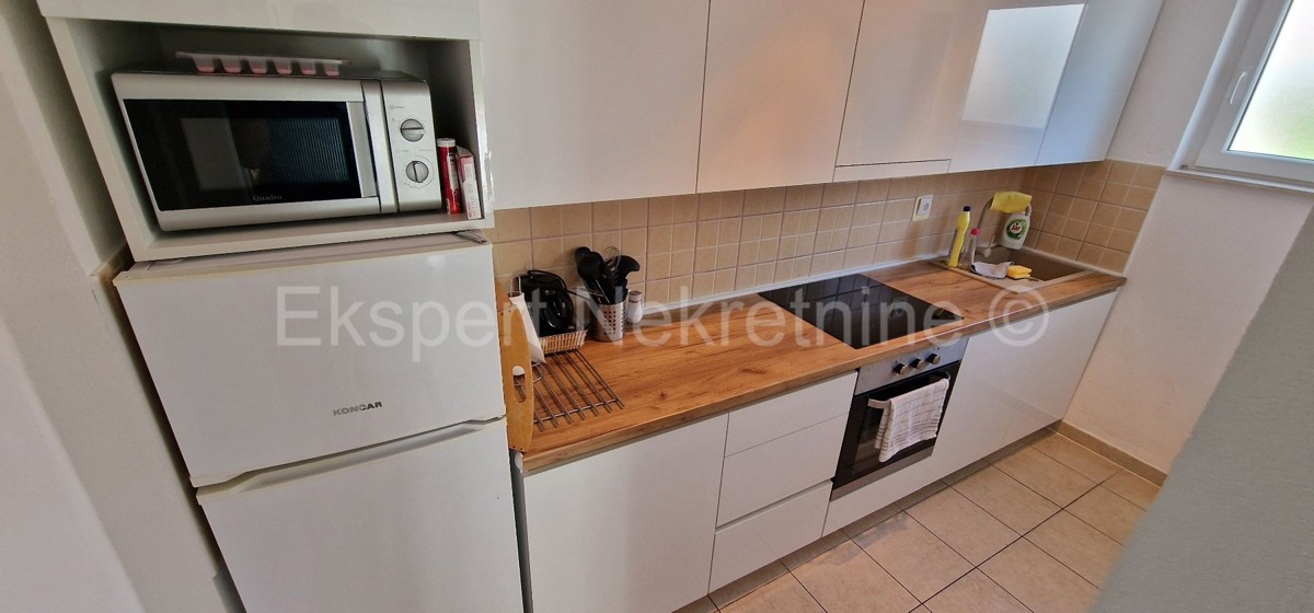 Čiovo, Okrug G., confortevole appartamento con due camere da letto, giardino e parcheggio