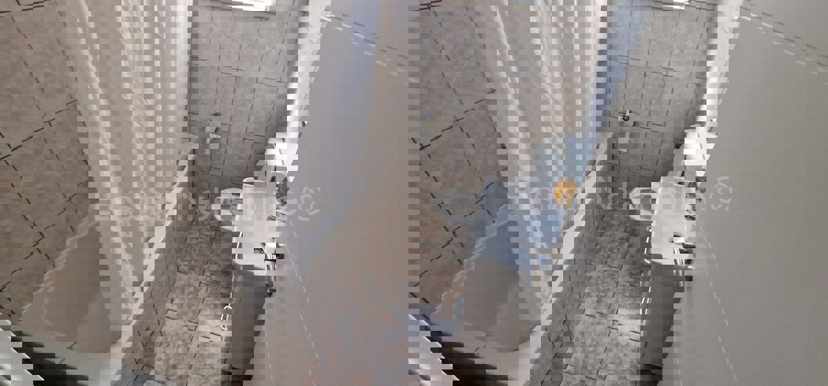 Čiovo, Okrug G., confortevole appartamento con due camere da letto, giardino e parcheggio