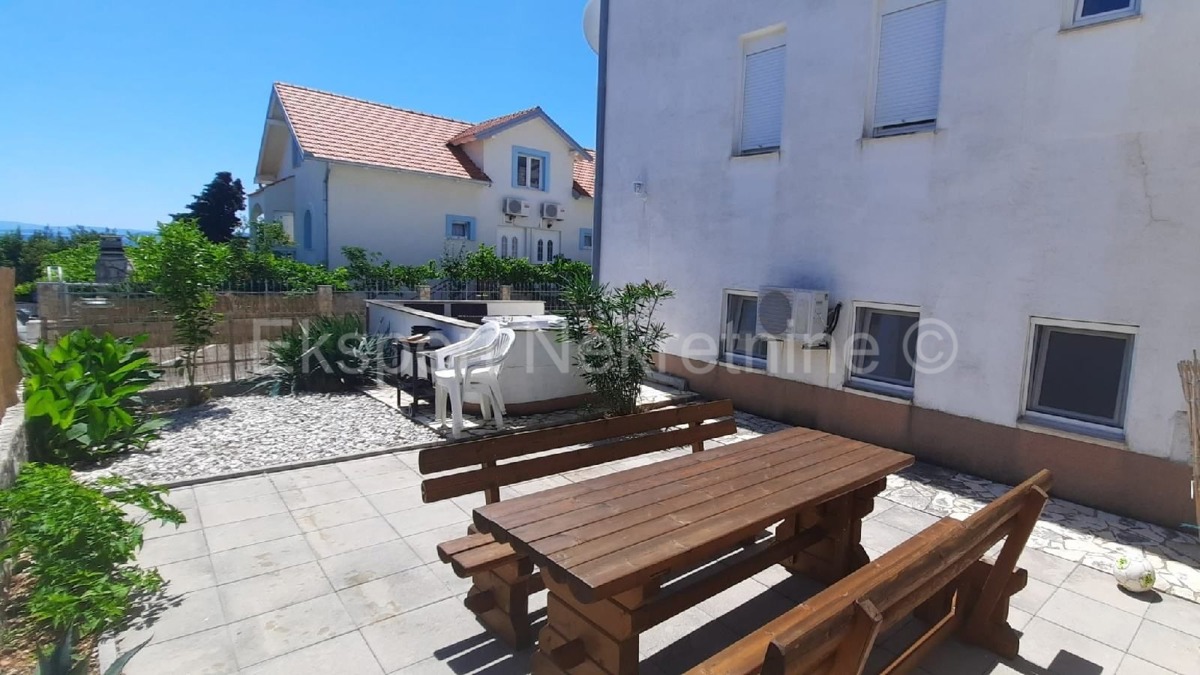 Čiovo, Okrug G., confortevole appartamento con due camere da letto, giardino e parcheggio