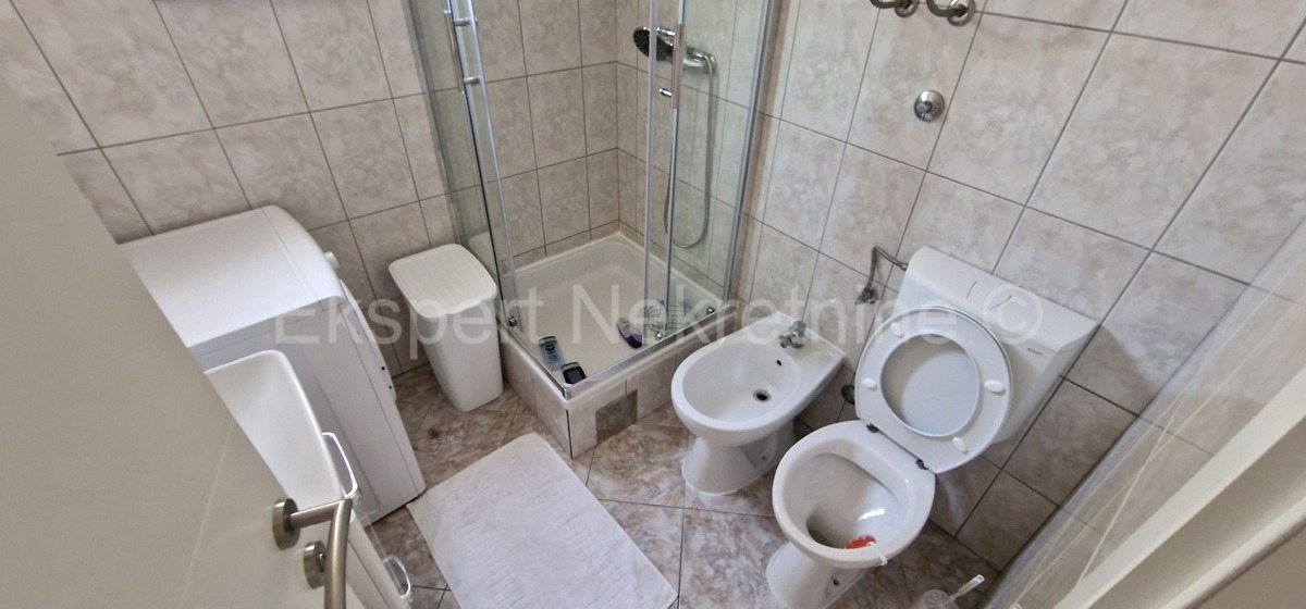 Čiovo, Okrug G., confortevole appartamento con due camere da letto, giardino e parcheggio