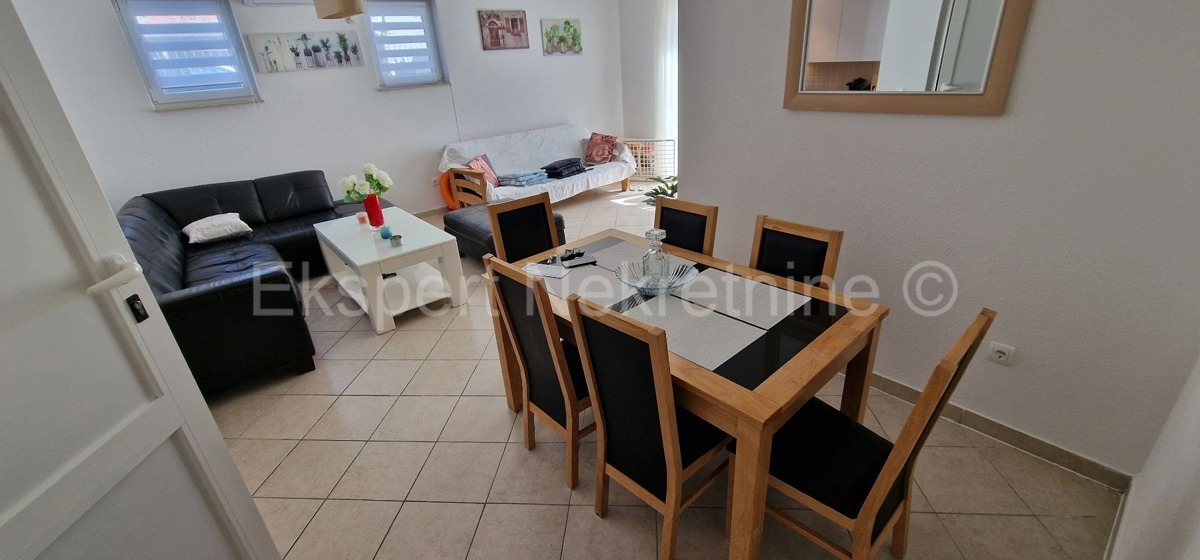 Čiovo, Okrug G., confortevole appartamento con due camere da letto, giardino e parcheggio