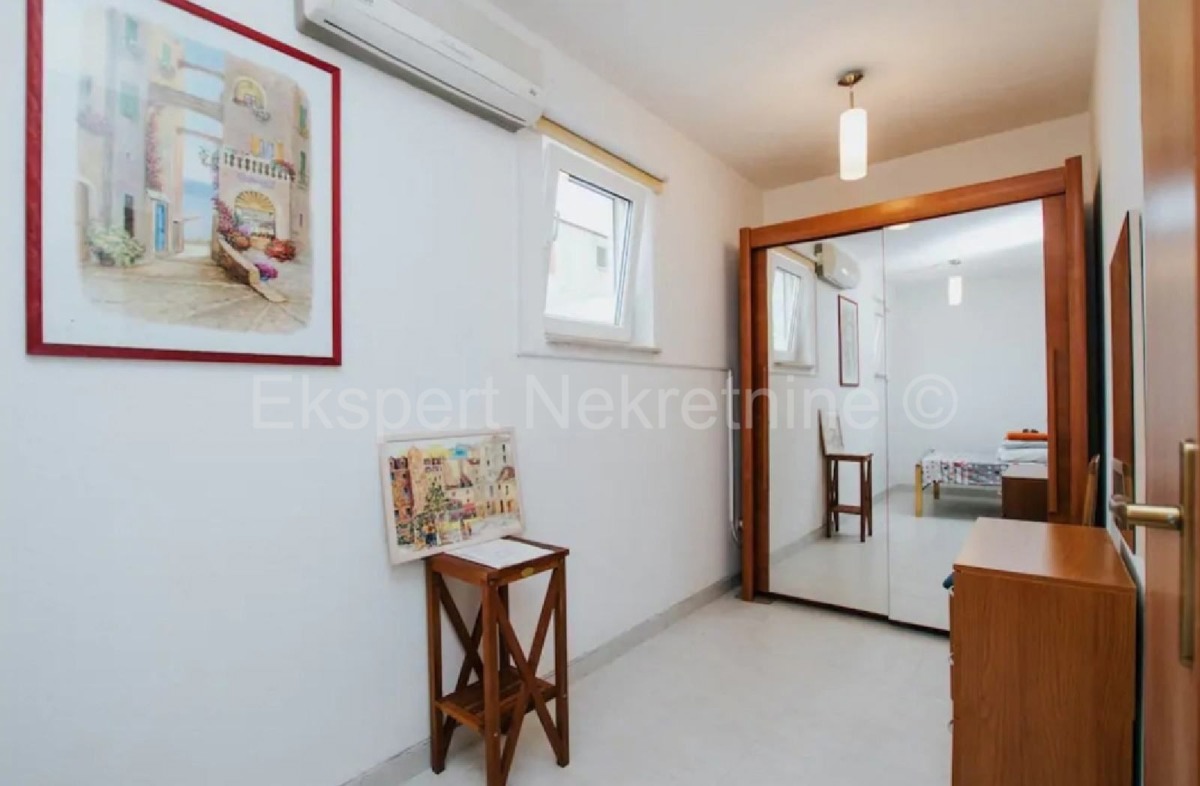 Čiovo, Okrug G., confortevole appartamento con due camere da letto, giardino e parcheggio