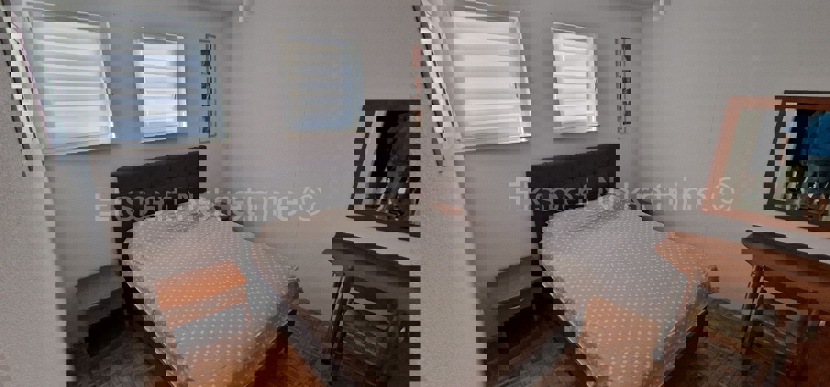 Čiovo, Okrug G., confortevole appartamento con due camere da letto, giardino e parcheggio