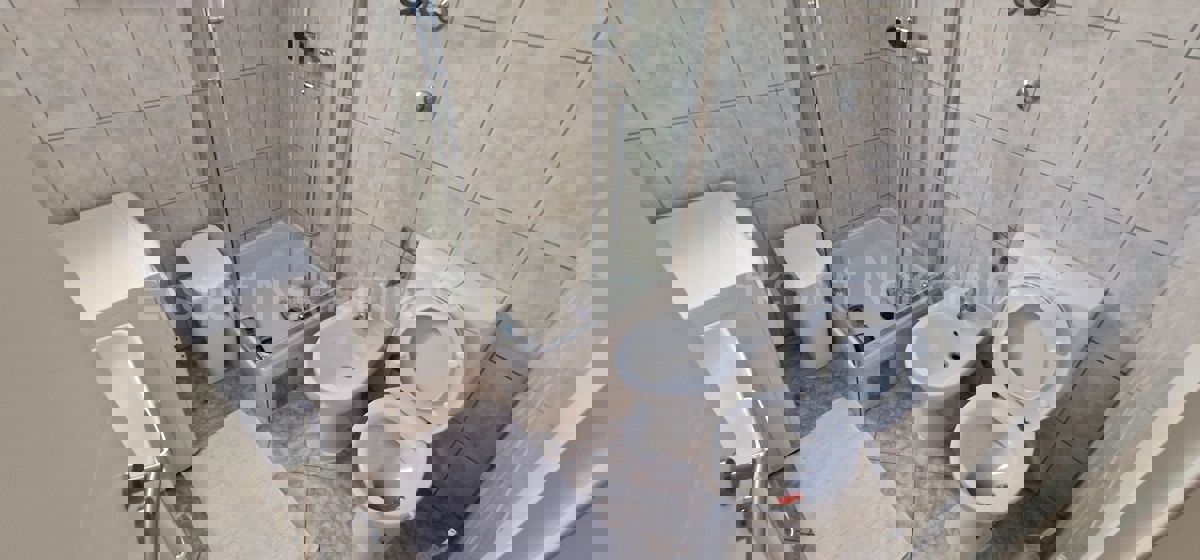 Čiovo, Okrug G., confortevole appartamento con due camere da letto, giardino e parcheggio