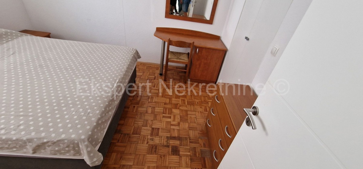 Čiovo, Okrug G., confortevole appartamento con due camere da letto, giardino e parcheggio