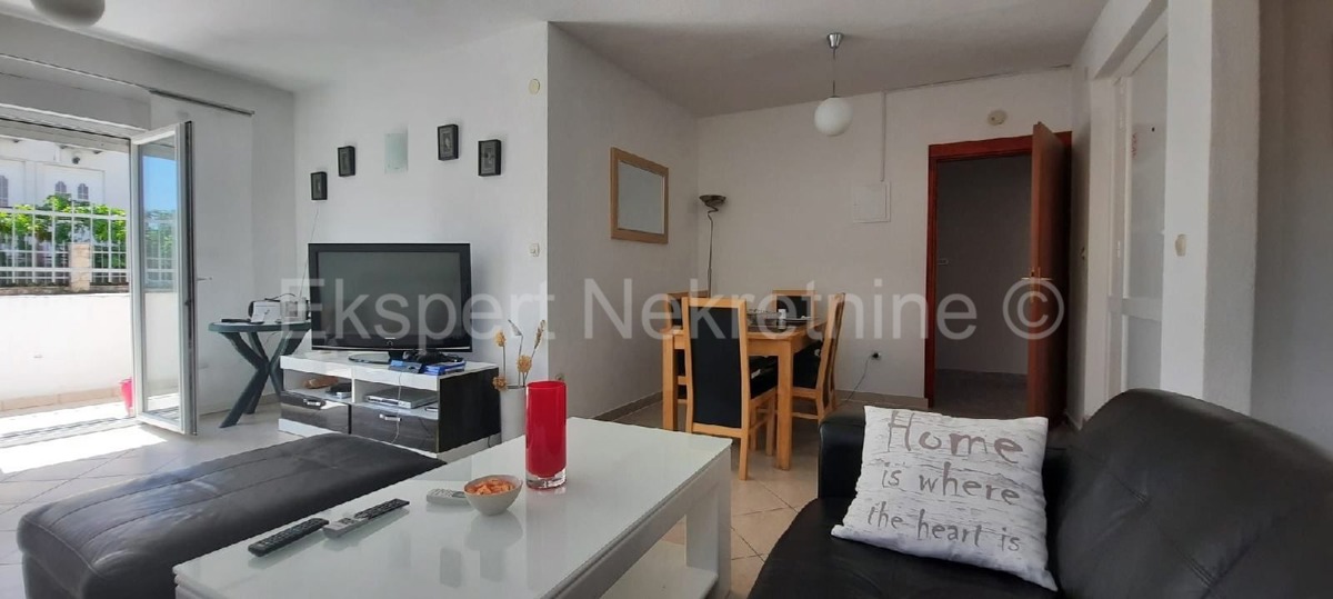 Čiovo, Okrug G., confortevole appartamento con due camere da letto, giardino e parcheggio