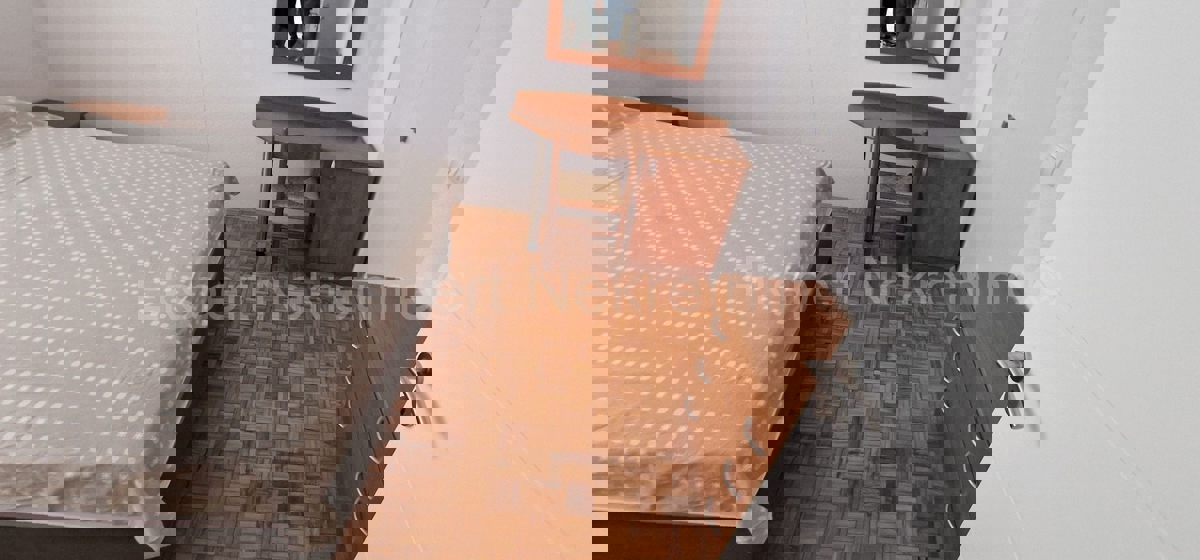 Čiovo, Okrug G., confortevole appartamento con due camere da letto, giardino e parcheggio