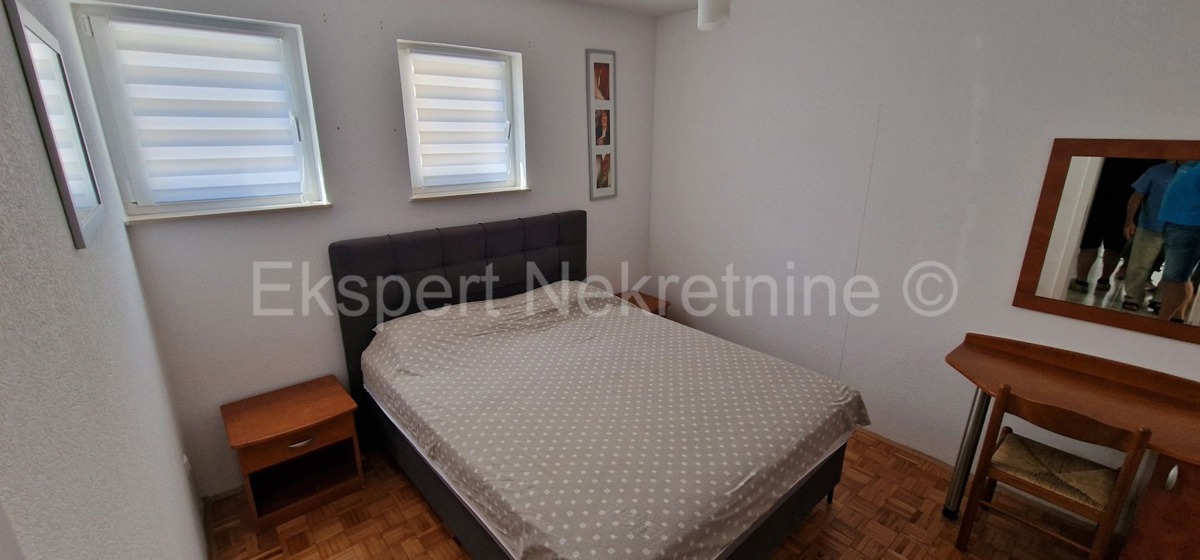 Čiovo, Okrug G., confortevole appartamento con due camere da letto, giardino e parcheggio