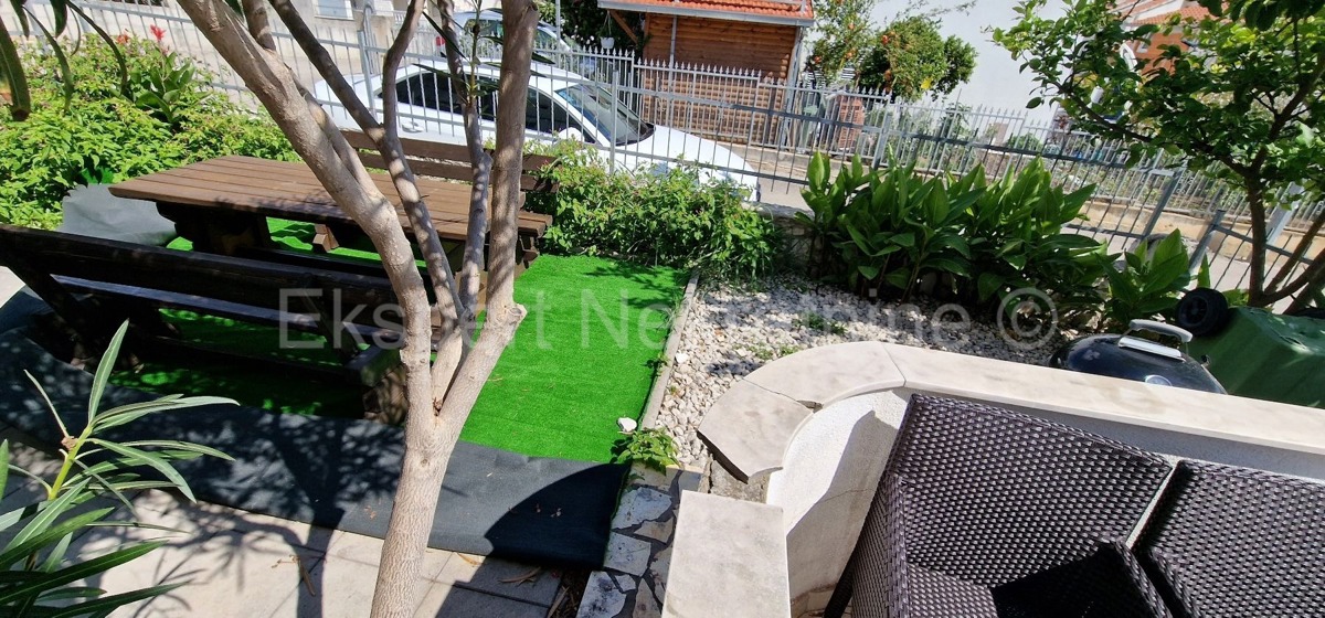 Čiovo, Okrug G., confortevole appartamento con due camere da letto, giardino e parcheggio