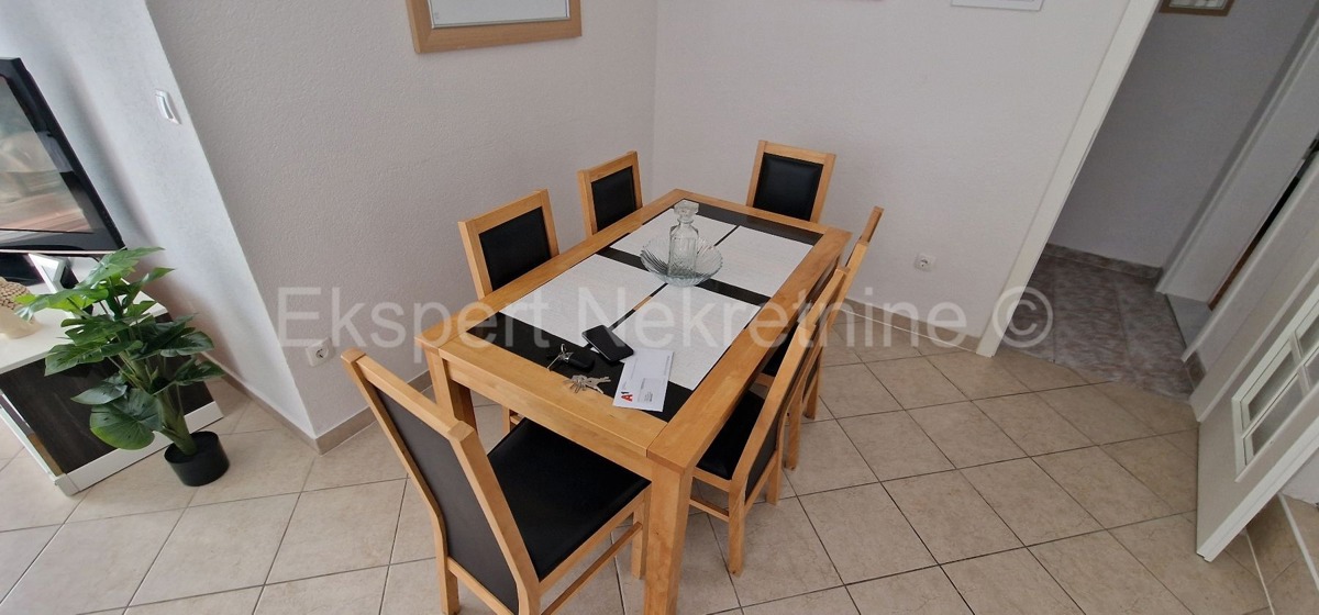 Čiovo, Okrug G., confortevole appartamento con due camere da letto, giardino e parcheggio