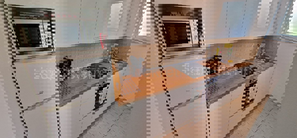 Čiovo, Okrug G., confortevole appartamento con due camere da letto, giardino e parcheggio