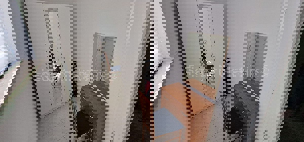 Čiovo, Okrug G., confortevole appartamento con due camere da letto, giardino e parcheggio