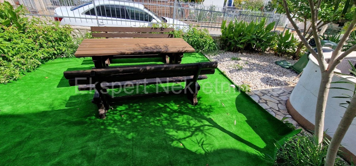 Čiovo, Okrug G., confortevole appartamento con due camere da letto, giardino e parcheggio