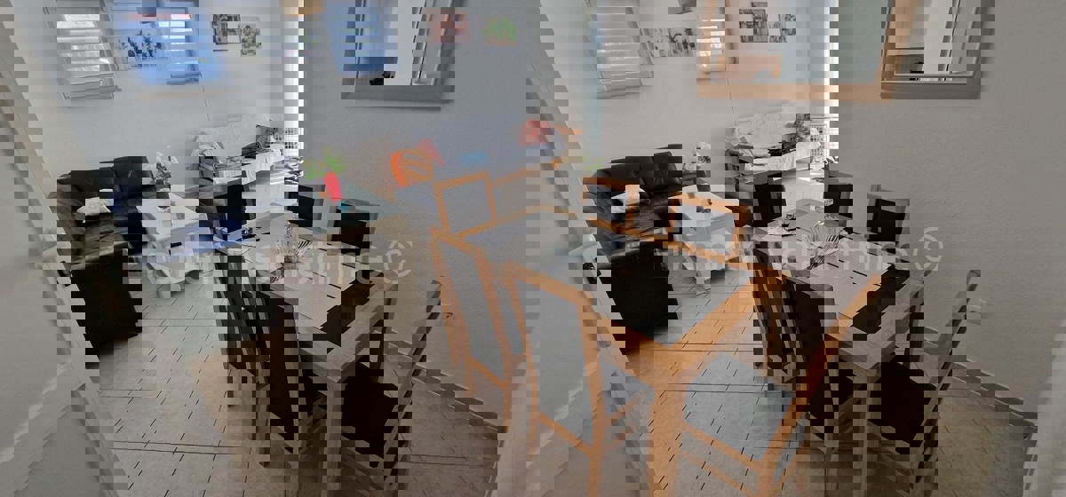 Čiovo, Okrug G., confortevole appartamento con due camere da letto, giardino e parcheggio