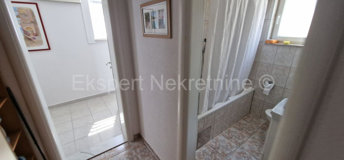 Čiovo, Okrug G., confortevole appartamento con due camere da letto, giardino e parcheggio