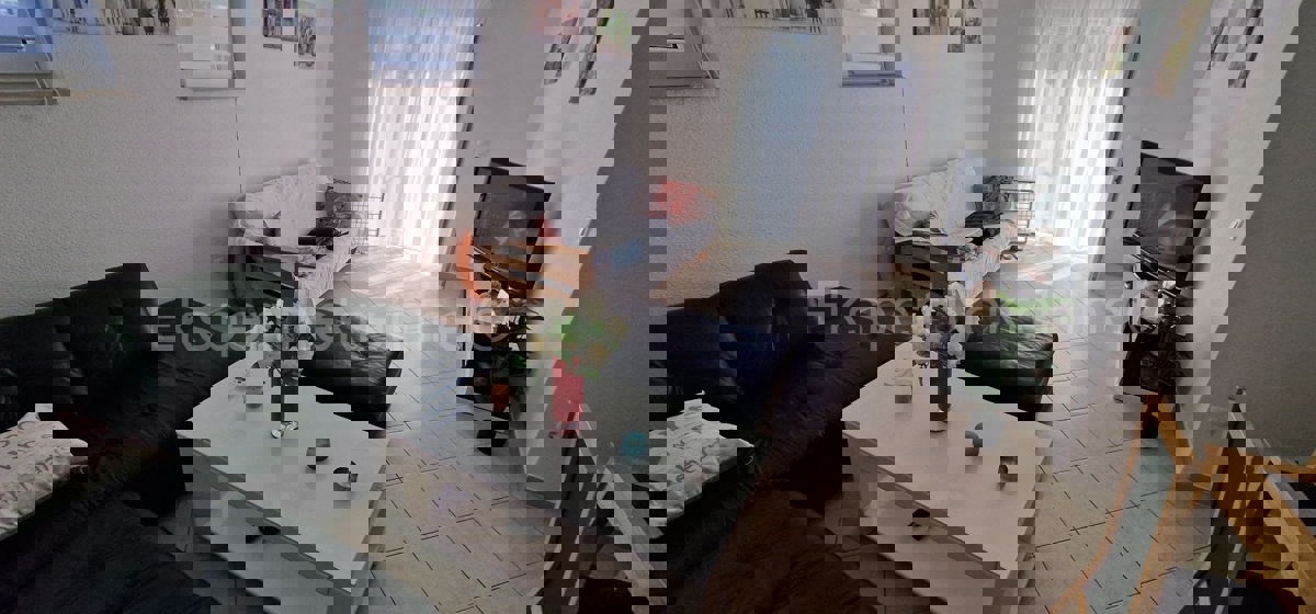 Čiovo, Okrug G., confortevole appartamento con due camere da letto, giardino e parcheggio