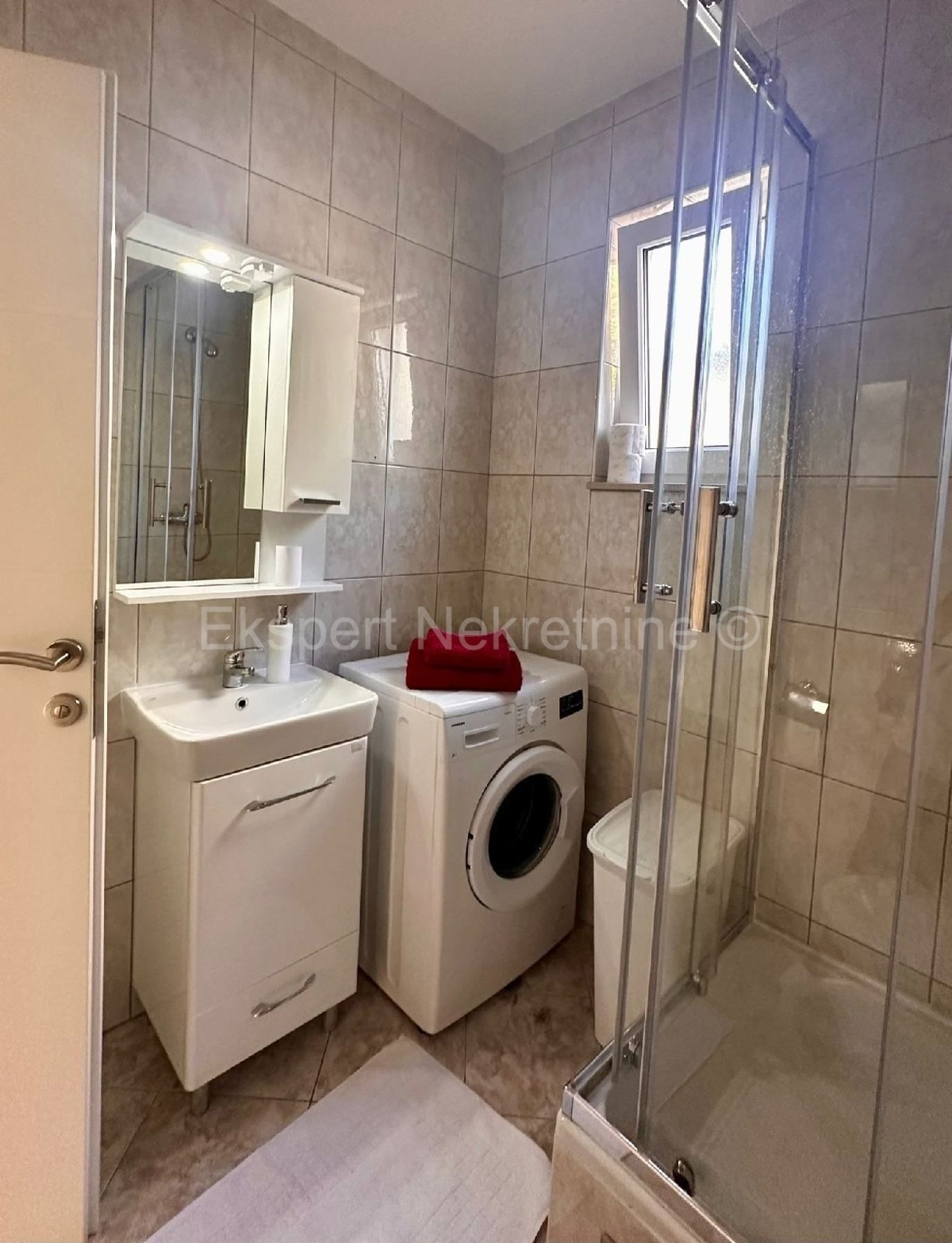 Čiovo, Okrug G., confortevole appartamento con due camere da letto, giardino e parcheggio