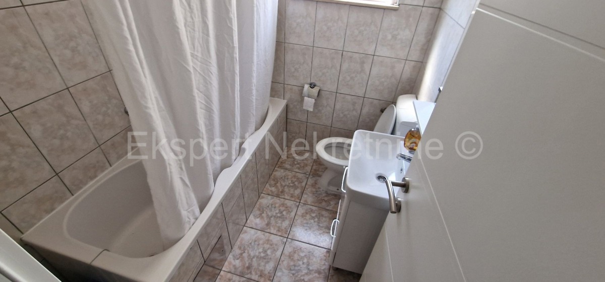 Čiovo, Okrug G., confortevole appartamento con due camere da letto, giardino e parcheggio