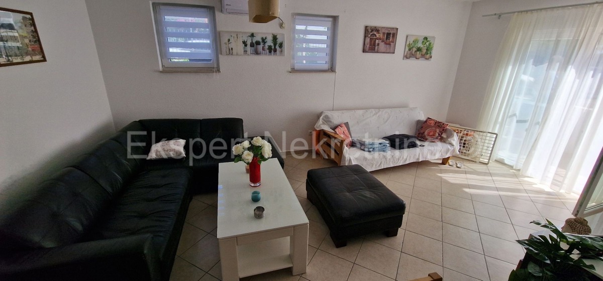 Čiovo, Okrug G., confortevole appartamento con due camere da letto, giardino e parcheggio