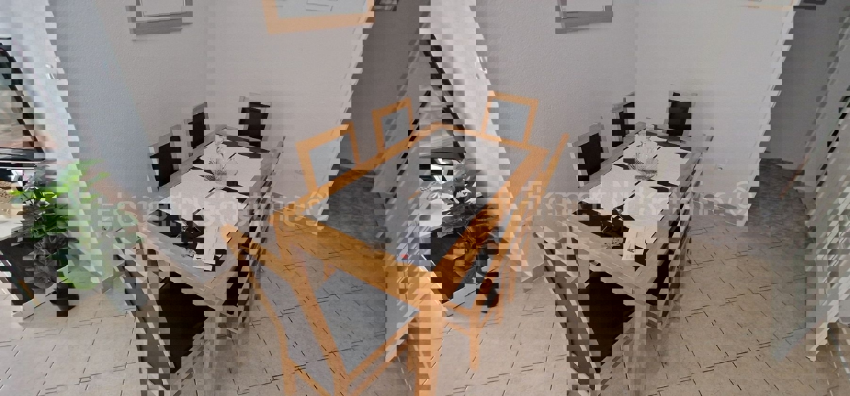 Čiovo, Okrug G., confortevole appartamento con due camere da letto, giardino e parcheggio