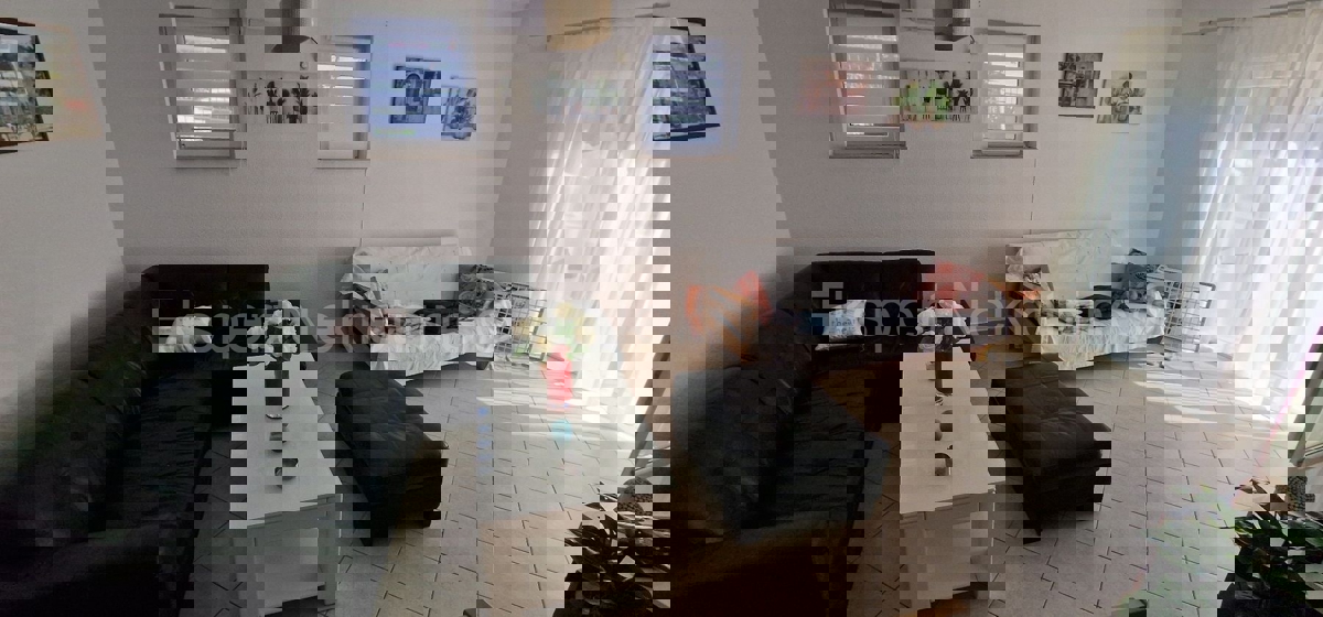 Čiovo, Okrug G., confortevole appartamento con due camere da letto, giardino e parcheggio