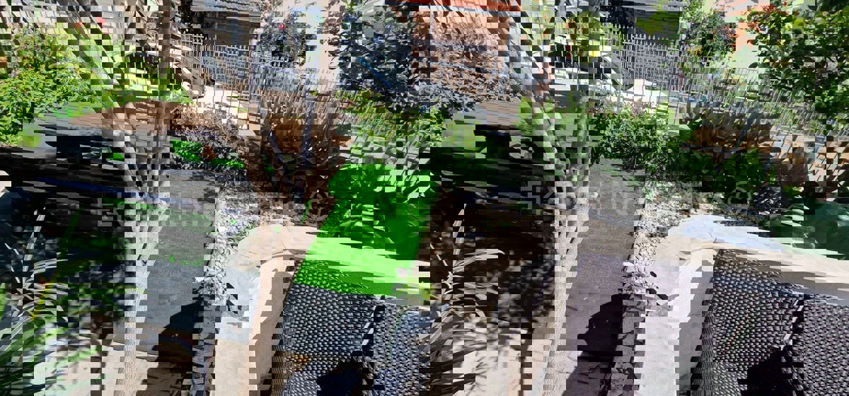 Čiovo, Okrug G., confortevole appartamento con due camere da letto, giardino e parcheggio