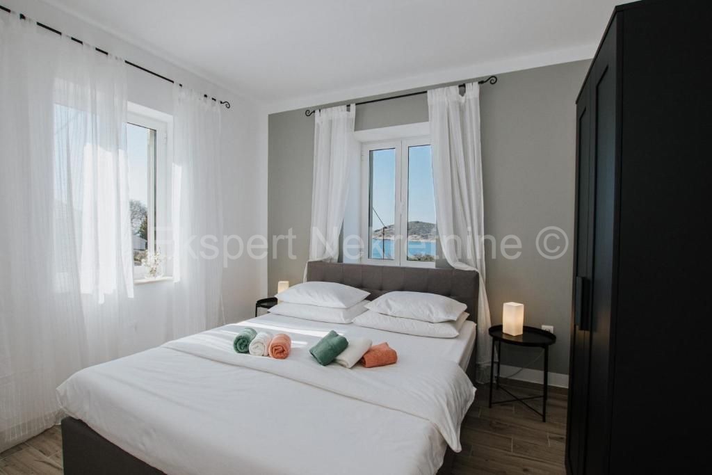 Drvenik Mali, semi-detached house 135 m2 with sea view, 300 m from the beach